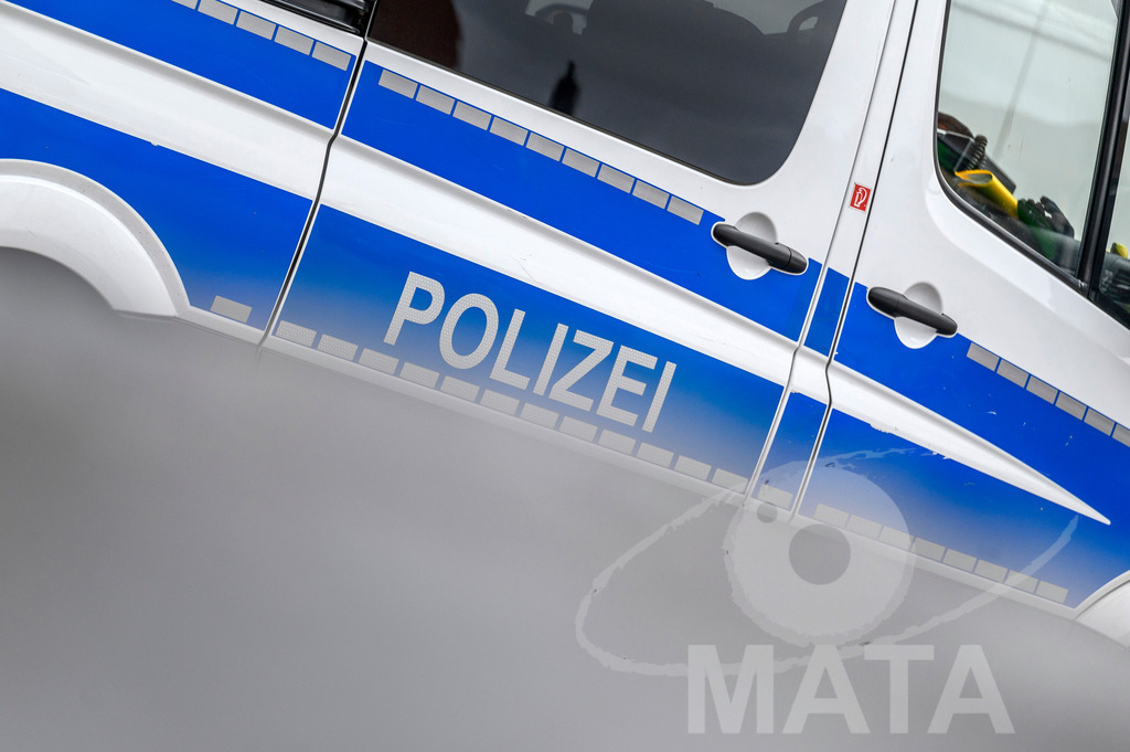 _DWA4149 | Polizeifahrzeuge vor einer Demo. (Symbolfoto, Themenfoto) Nürnberg, 08.01.2024 - Realisiert mit Pictrs.com