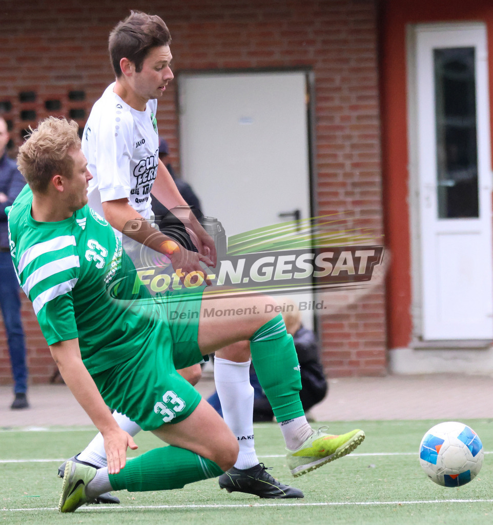 SC Bünde - TuS Tengern | Auf dem Bild zu sehen: weiß SC Bünde: Mario Siekmann ; grün TuS Tengern: Igor Safonov SC Bünde, TuS Tengern, Saison 25/26, Bezirksliga, Hunnebrock, Deutschland - Realisiert mit Pictrs.com