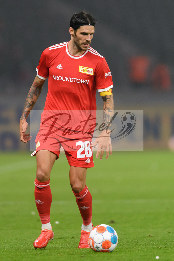 FCUKUO20210826_166 | Fussball, Herren: Christopher Trimmel (1.FC Union Berlin) in Aktion, am Ball, Einzelaktion beim Spiel der UEFA Conference League zwischen 1. FC Union Berlin und Kuopion PS im Olympiastadion am 26.08.2021 in Berlin, Deutschland. - Realisiert mit Pictrs.com