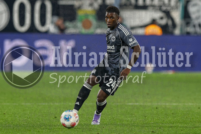 Borussia Mönchengladbach vs Eintracht Frankfurt - Bundesliga  | Mönchengladbach, Deutschland, 27.09.25:   Aurelio Gabriel Ulineia Buta (Eintracht Frankfurt) in Aktion am Ball, Einzelaktion waehrend des Spiels der Bundesliga zwischen Borussia Mönchengladbach vs Eintracht Frankfurt im Stadion im Borussia Park(Foto von Brauer-Fotoagentur / Adrian Schlueter)