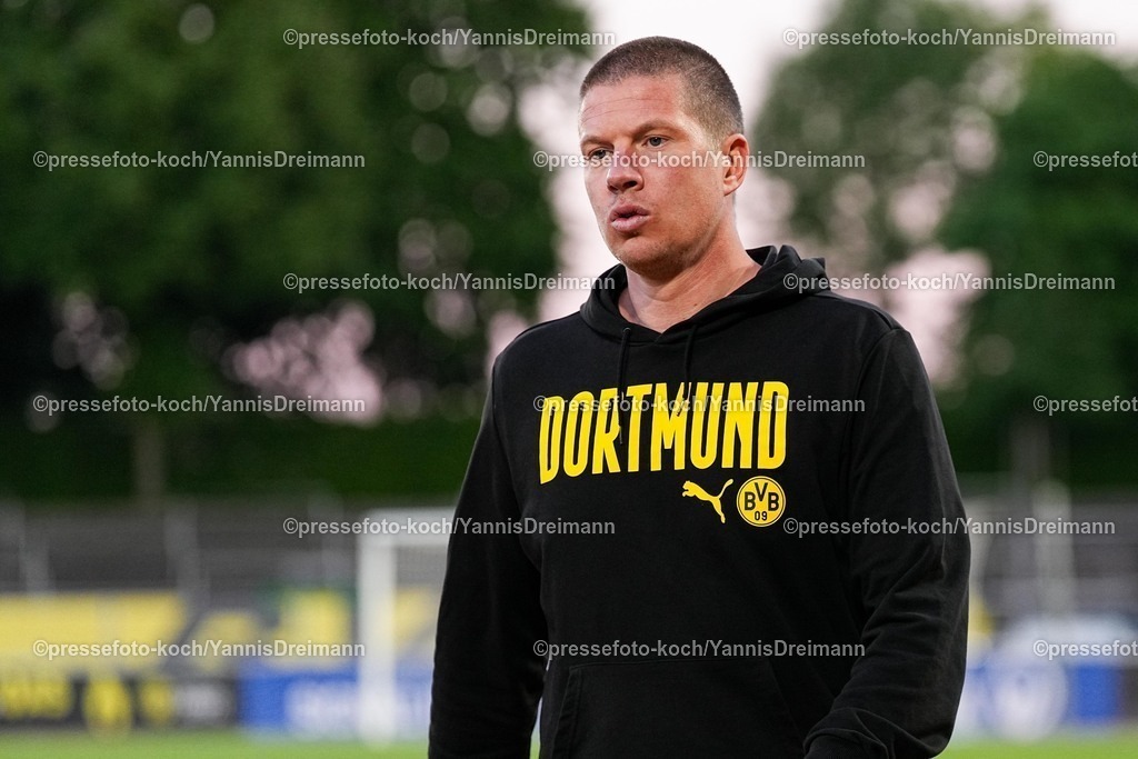 xYDR09052501105 | 09.05.2025, xydrx, Fußball, Borussia Dortmund II - VFB Stuttgart II, 3.Liga, Stadion Rote Erde, Saison 2024 2025: Mike Tullberg (Trainer Borussia Dortmund II) enttäusch nach der 1:0 Niederlage DFB regulations prohibit any use of photographs as image sequences and or quasi-video.