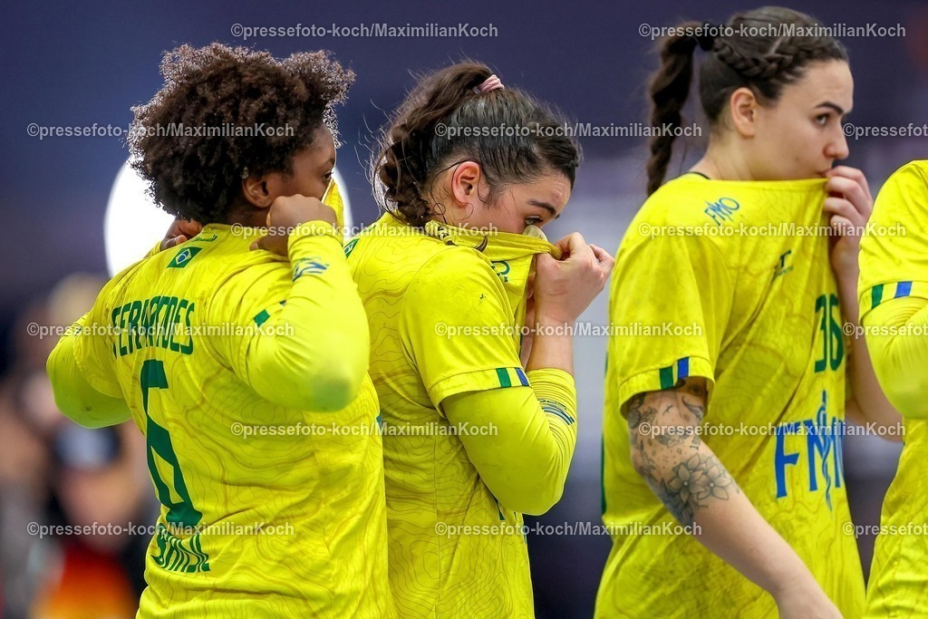 IHF09122502175 | 09.12.2025, Handball WM Frauen, Viertelfinale, Deutschland - Brasilien, 27th IHF Women's Handball World Championship, Westfalenhalle Dortmund: tiefe Enttäuschung nach der Niederlage beim Team Brasilien. Mariane Fernandes (Brasilien #06), Giulia Guarieiro (Brasilien #23) und Marcela Arounian (Brasilien #36) stehen traurig auf dem Spielfeld und wischen sich die tränen aus dem Gesicht