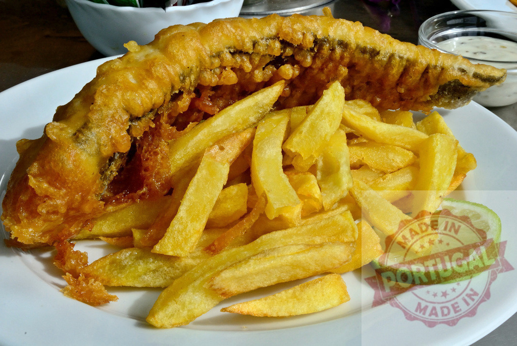 Fried fish and chips with lime and tartar sauce | Crispy golden fried fish and french fries on a white plate with lime and sauce - Realisiert mit Pictrs.com