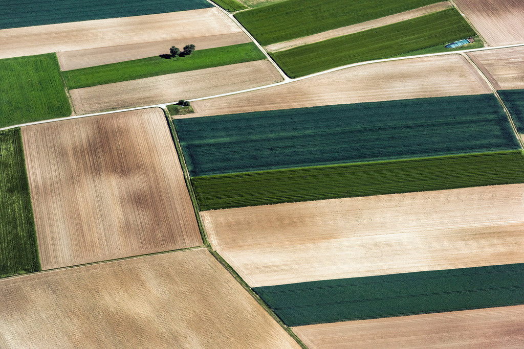 dr__0017863.jpg | RENNERTSHOFEN 01.06.2017 Gepflügter Acker und Wiese in Rennertshofen im Bundesland Bayern, Deutschland. // Plowed field and Wiese in Rennertshofen in the state Bavaria, Germany. Foto: Daniel Reiter