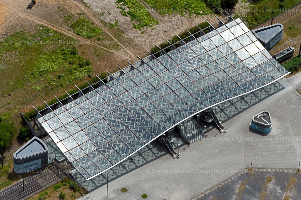 4030737 | HANNOVER 02.06.2020 Bahnhofsgebäude und Gleisanlagen des S-Bahnhofes " Hannover Messe/Ost (EXPO-Plaza) " im Ortsteil Bemerode in Hannover im Bundesland Niedersachsen, Deutschland. Weiterführende Informationen bei: Bünemann &amp; Collegen GmbH,  ÜSTRA Hannoversche Verkehrsbetriebe Aktiengesellschaft. // Station building and track systems of the S-Bahn station " Hannover Messe/Ost (EXPO-Plaza) " in the district Bemerode in Hannover in the state Lower Saxony, Germany. Further information at: Buenemann &amp; Collegen GmbH,  UeSTRA Hannoversche Verkehrsbetriebe Aktiengesellschaft. Foto: Gerhard Launer