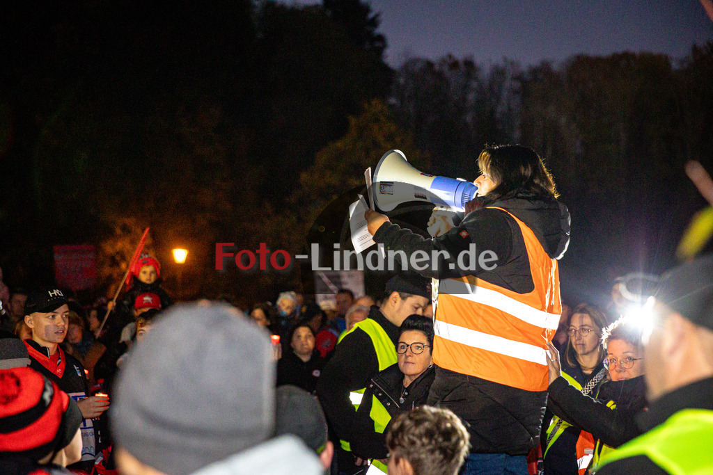 Demo für den Erhalt der Eishalle Peißenberg | Demo für den Erhalt der Eishalle Peißenberg, Demo für den Erhalt der Eishalle Peißenberg, 20241030,Manuela Boos (Versammlungsleiterin) eröffnet die Versammlung,2024-10-30 in Peißenberg (Moosleitenparkplatz)Manuela Boos (Versammlungsleiterin)Copyright: WolfgangxLindner 