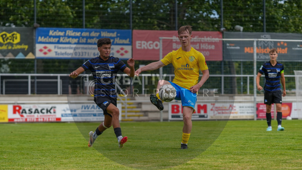 Fußball, Herren, Saison 2025/2026, 3. Luckenwalder Turmpokal, Werner-Seelenbinder-Stadion Luckenwalde, Spiel: FSV 63 Luckenwalde vs. Hertha BSC U19,  | Fußball, Herren, Saison 2025/2026, 3. Luckenwalder Turmpokal, Werner-Seelenbinder-Stadion Luckenwalde, Spiel: FSV 63 Luckenwalde vs. Hertha BSC U19, Im Bild: Elyas Bagci (l. Hertha U19) und Niklas Kaus (r. Luckenwalde) - Realisiert mit Pictrs.com