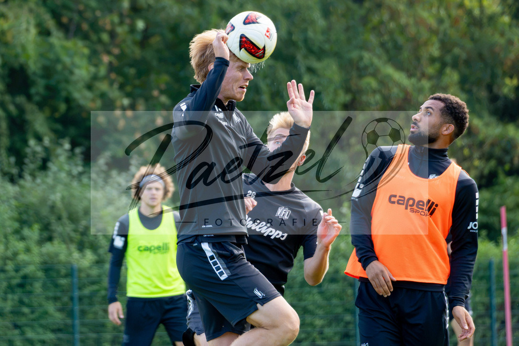 20260909_TRAOSN_0026 | Fußball, Herren: Bjarke Jacobsen (VfL Osnabrück) und Daniel Kyereh (VfL Osnabrück) im Zweikampf beim Training des VfL Osnabrück am 09.09.2026 im Sportpark Illoshöhe in Osnabrück, Deutschland.(Foto von Nico Paetzel) - Realisiert mit Pictrs.com