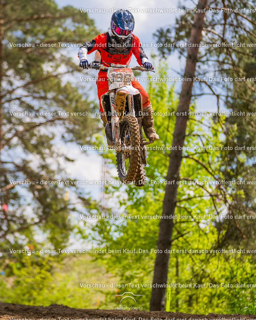 20260517_Templin-6699 | Sportfotografin aus Berlin-Brandenburg mit Fokus auf Motocross. Ich halte deine sportliche Leistung und echte Emotionen auf und neben der Strecke professionell fest. Entdecke die Fotos von deinem Rennen und bestelle sie direkt hier im Shop.