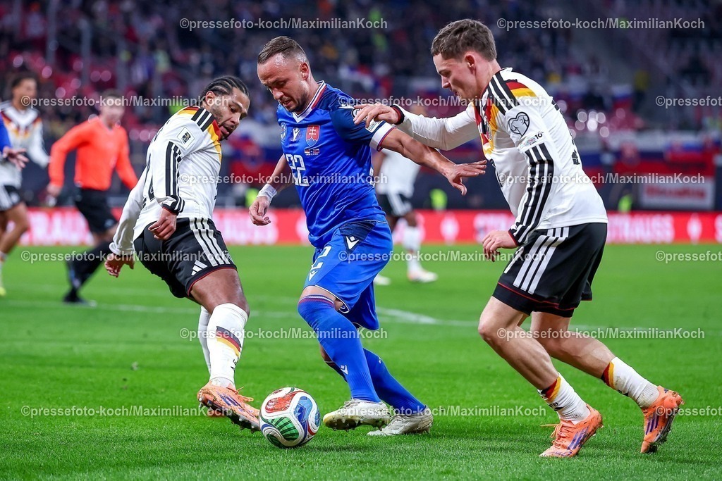 DFB17112503014 | 17.11.2025, Fußball, Länderspiel, WM-Qualifikation Europa, Deutschland - Slowakei, Red Bull Arena (Leipzig), 10. Spieltag, Saison 2025 2026: David Duris (SLK #20) und Florian Wirtz (GER #17) im Zweikampf gegen Stanislav Lobotka (SLK #22)  Regulations prohibit any use of photographs as image sequences and or quasi-video.