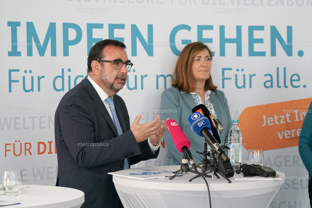 Impfen gehen. Für Dich. Für mich. Für alle. Klaus Holetschek vor einem Plakat im Bayerischen Gesundheitsministerium_ neben ihm Prof. Dr. Renate Oberhoffer-Fritz (2) | Metropolico