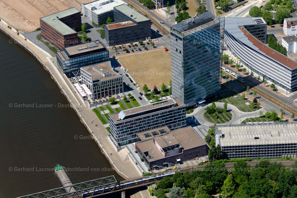 4029306 | BREMEN 01.06.2020 Büro- und Unternehmensverwaltungs Hochhaus- Gebäude " Wesertower " Am Weser-Terminal in Bremen, Deutschland. Weiterführende Informationen bei: ECE Projektmanagement G.m.b.H &amp; Co. KG,  Global Glassworld,  H. Siedentopf GmbH &amp; Co. KG,  Ingenieurbüro Wichmann GmbH,  JAHN ARCHITECTURE, Inc.,  Kölling Glas GmbH &amp; Co. KG,  RSP Remmel+Sattler Ingenieurgesellschaft mbH. // Office and corporate management high-rise building " Wesertower " Am Weser-Terminal in Bremen, Germany. Further information at: ECE Projektmanagement G.m.b.H &amp; Co. KG,  Global Glassworld,  H. Siedentopf GmbH &amp; Co. KG,  Ingenieurbuero Wichmann GmbH,  JAHN ARCHITECTURE, Inc.,  Koelling Glas GmbH &amp; Co. KG,  RSP Remmel+Sattler Ingenieurgesellschaft mbH. Foto: Gerhard Launer