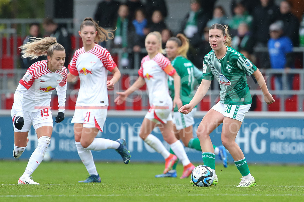 Fussball, Google Pixel Frauen-Bundesliga, RB Leipzig - SV Werder Bremen | v.li.: Jenny Hipp (RB Leipzig, 19) und Juliane Wirtz (SV Werder Bremen, 28) im Zweikampf, Duell, Dynamik, Aktion, Action, Spielszene, DIE DFB-RICHTLINIEN UNTERSAGEN JEGLICHE NUTZUNG VON FOTOS ALS SEQUENZBILDER UND/ODER VIDEOÄHNLICHE FOTOSTRECKEN. DFB REGULATIONS PROHIBIT ANY USE OF PHOTOGRAPHS AS IMAGE SEQUENCES AND/OR QUASI-VIDEO.
