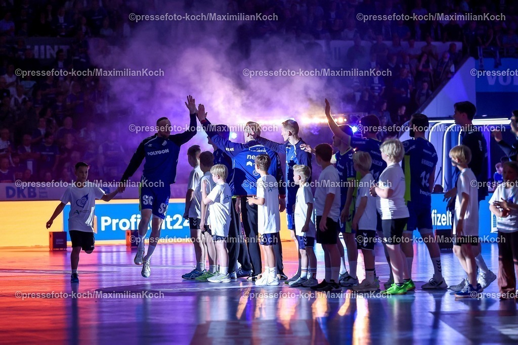Gum30042601020 | 30.04.2026, Handball, 1. HBL, VfL Gummersbach - Frisch Auf! Göppingen, Saison 2025 / 2026 Herren, Schwalbe-Arena: Feature Einlaufen der Spieler vor den vollen Zuschauerplätzen Einlaufshow 