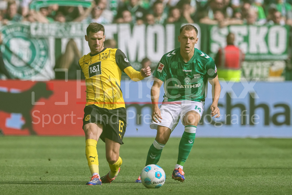 Fussball, Bundesliga, SV Werder Bremen - Borussia Dortmund | v.li.: Pascal Groß (Borussia Dortmund, BVB, 13) und Senne Lynen (SV Werder Bremen, 14) im Zweikampf, Duell, Dynamik, Aktion, Action, Spielszene, DIE DFL-RICHTLINIEN UNTERSAGEN JEGLICHE NUTZUNG VON FOTOS ALS SEQUENZBILDER UND/ODER VIDEOÄHNLICHE FOTOSTRECKEN. DFL REGULATIONS PROHIBIT ANY USE OF PHOTOGRAPHS AS IMAGE SEQUENCES AND/OR QUASI-VIDEO.