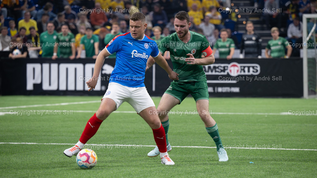 SHFV Lotto Masters 2024 | 20240113_7422, 13.01.2024, SHFV Lotto Masters 2024, Gruppe B, Holstein Kiel (blau) vs. PSV Neumünster (grün), Laurynas Kulikas (Holstein #19) / Fyn Claasen (PSV #23) - Realisiert mit Pictrs.com