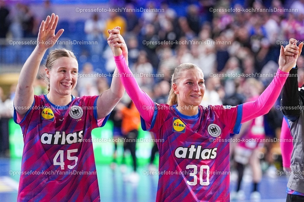 xydrx21092501061 | 21.09.2025, xydrx, Handball, Frauen Länderspiel, Deutschland - Niederlande, YAILA Arena: Jolina Huhnstock (GER #45) und Jenny Behrend (GER #30) jubelnd, freuen sich über den Sieg