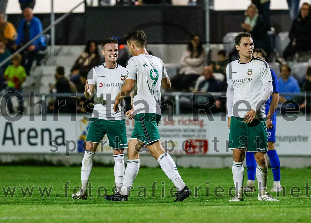 2023-10-13_084_FC_Schwaig_gegen_TSV_Ampfing | Oberding, Deutschland, 13.10.2023:
Fußball, Landesliga Südost 2023 / 2024, 16. Spieltag, FC Schwaig gegen TSV Ampfing, Endergebnis: 3:2

Jubel nach dem 2:0 durch Raffael Ascher (FC Schwaig, #9)
Leon Roth (FC Schwaig, #21), Raffael Ascher (FC Schwaig, #9), Vincent Sommer (FC Schwaig, #10)

Foto: Christian Riedel / fotografie-riedel.net