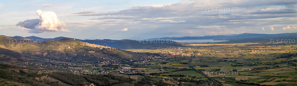 Vue aérienne: Panorama à Poggiolo dans le département Toscane, Italie – .Photo: IMG_43310-Bearbeitet.jpg prise le 24/07/2011 par Werner Riehm/FLY-FOTO.eu – Résolution de l'original: 9192 x 2678 px
