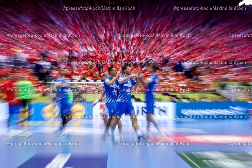 EHF01022601048 | 01.02.2026, Handball, Men's EHF EURO 2026, Island - Kroatien, Jyske Bank Boxen in Herning, Dänemark, Placement Match 3/4: Dynamic Feature of players react on the field -  Marko Mamic (Croatia #30)  Mateo Maras (Croatia #20)
