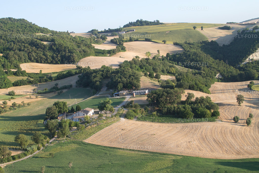 Vue aérienne: Vue de la ville à San Martino dei Muri dans le département Les Marches, Italie. Photo: IMG_43002.jpg prise le 15/07/2011 par Werner Riehm/FLY-FOTO.eu – Résolution de l'original: 4272 x 2848 px