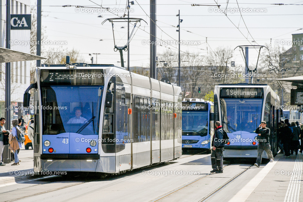 Deutschland_ Baden-Wuerttemberg_ Ulm_ 11.04.2025-27 | 11.04.2025, Deutschland, GER, Baden-Wuerttemberg, Ulm, im Bild Themenbild, Stadtansichten, Stadtwerke Ulm, Nahverkehr, oeffentlicher Verkehr, Strassenbahn, Haltestelle, Personenbefoerderung, Menschen, Feature, Symbolbild