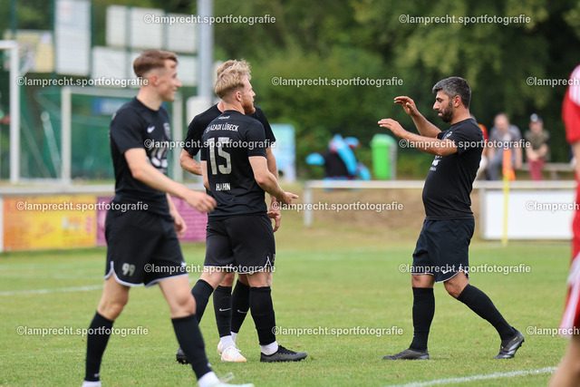 Fußball I Herren I Saison 2025-2026 I Verbandsliga Süd I 7. Spieltag I SV Schackendorf - SV Azadi Lübeck I 06.09.2025.166 | v.l. Florian Hahn (15, SV Azadi Lübeck), Mehmet-Inan Akyol (17, SV Azadi Lübeck) - Realisiert mit Pictrs.com