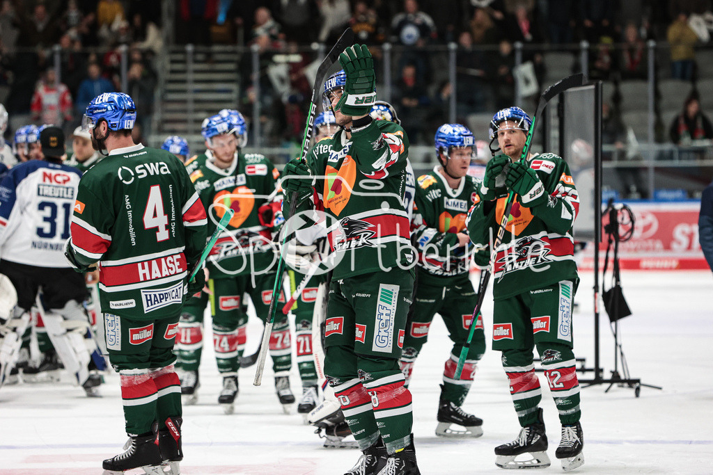 Augsburger Panther - Nuernberg ICE Tigers | Die Mannschaft der Panther bedankt sich bei den Fans / John ROGL (AEV #28)