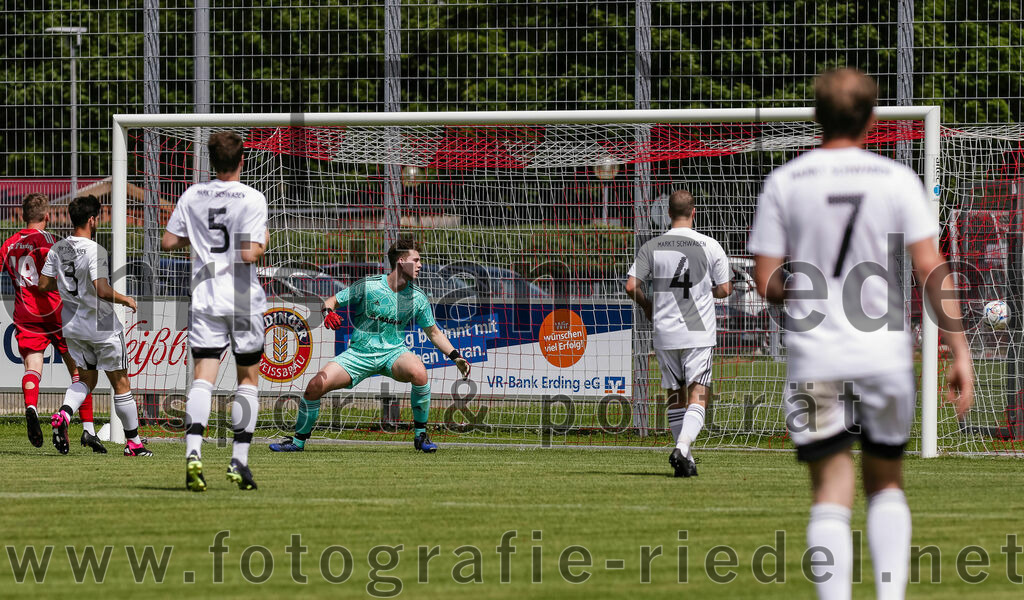 2023-07-08_049_FC_Finsing_gegen_SG_Markt_Schwaben | Finsing, Deutschland, 08.07.2023:
Fußball, Kreisliga 2023 / 2024, Testspiel, FC Finsing gegen SG Markt Schwaben, Endergebnis: 7:0

Marco Simml (FC Finsing, #19), Nicolai Wagner-Liebetrau (SG Markt Schwaben, #3), Philipp Wasser (SG Markt Schwaben, #5), Torwart Alexander Wasser (SG Markt Schwaben, #1), Florian Niederdorf (SG Markt Schwaben, #4), Andreas Häusler (SG Markt Schwaben, #7)

Foto: Christian Riedel / fotografie-riedel.net
