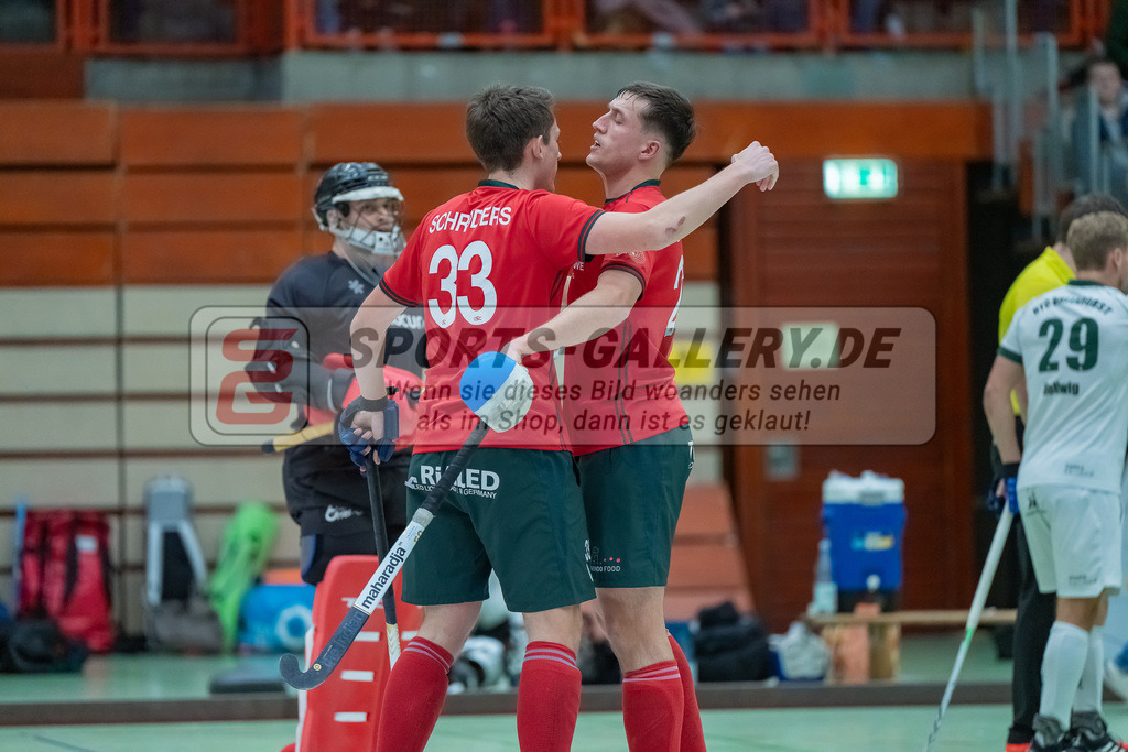 HK_20240114_108280 | 1. Bundesliga Herren Crefelder HTC - Uhlenhorst Mülheim am 14.1.2024 Halle Glockenspitz, Krefeld , Schröder Mika ( Crefelder HTC #33 ) , Boomes Anton ( Crefelder HTC #23 )