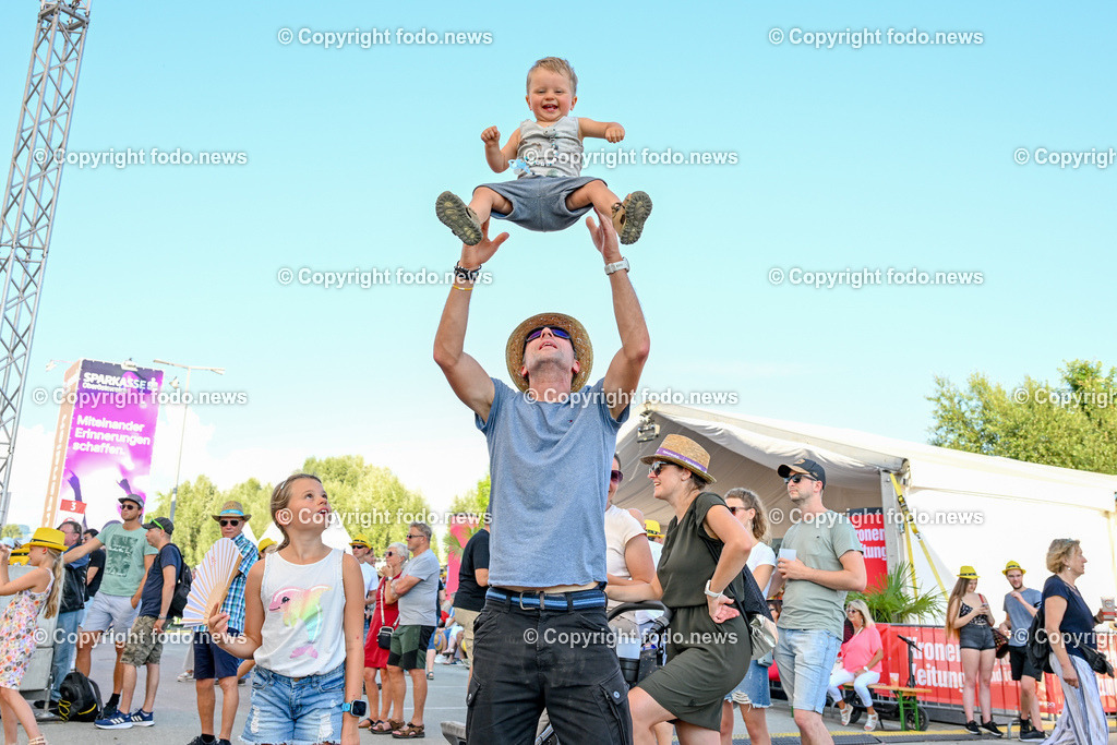 Linzer Kronefest 2023_ 19.08.2023-59 | 19.08.2023, Linzer Kronefest 2023, AUT, im Bild Linzer Kronefest 2023, Martin Bauer (39, Enns) mit Soehnchen Tristan (1)