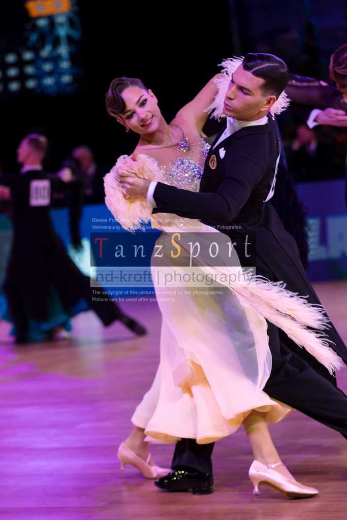 20241215_WDSF_Int_Open_Std-Riga-8673 | Tanzsportbilder, Standardtanz, Lateintanz, WDSF, DTV, LTVB, dancecomp, goc, hessen tanzt, blaues band der spree, walzer, tango, wiener walzer, slowfox, quickstepp, samba, rumba, cha-cha-cha, paso doble. jive, hd-kroft photography, turniertanzsport
