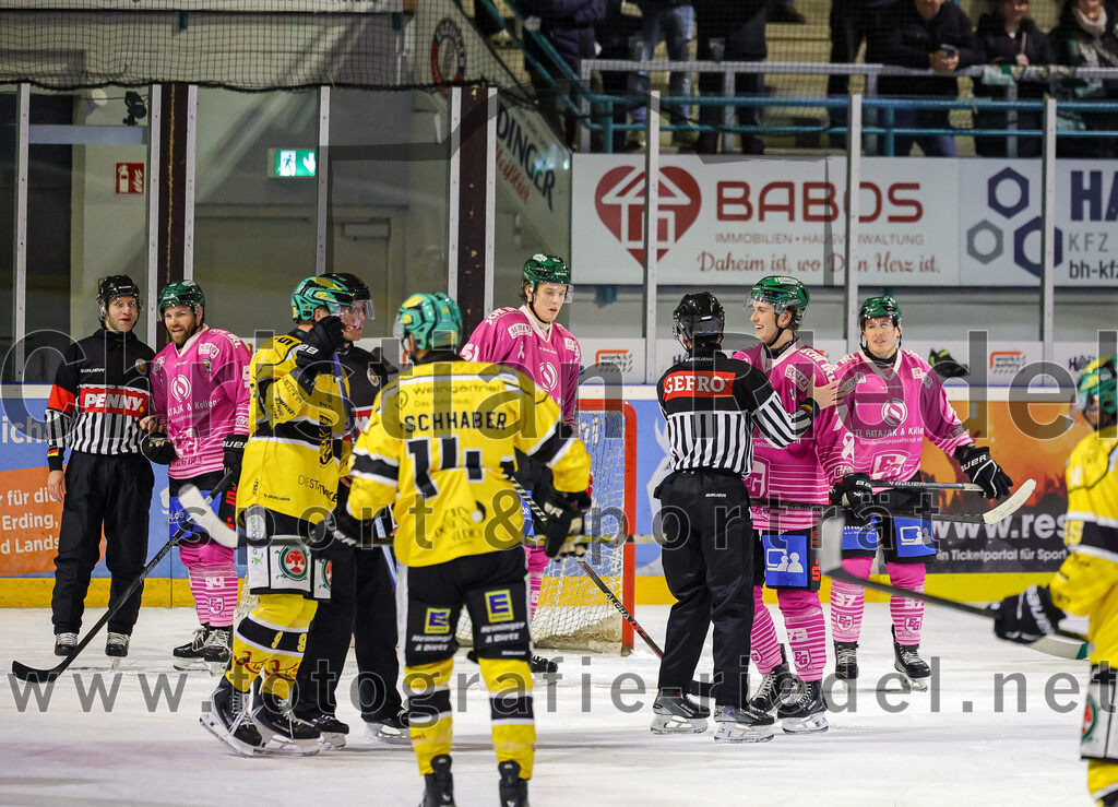 2025-10-28_136_TSV_Erding_gegen_Toelzer_Loewen | Erding, Deutschland, 28.10.2025:Eishockey, Oberliga Süd 2025 / 2026, 13. Spieltag, TSV Erding gegen Tölzer Löwen, Endergebnis: 2:5Toms Prokopovics (Tölzer Löwen, #9), Moritz Köttstorfer (Erding Gladiators, #61), Pascal Steck (Erding Gladiators, #73), Thomas Matheson (Erding Gladiators, #37)Foto: Christian Riedel / fotografie-riedel.net