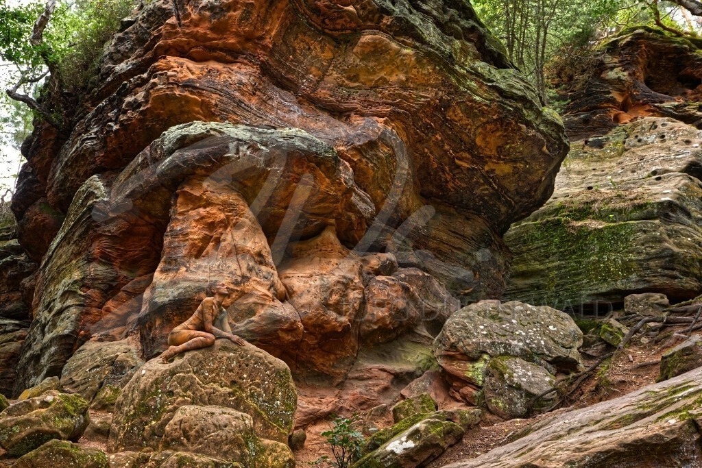 NatureArt-REDURBAN_2283b | Erfurcht vor dem roten Stein | #001 | Modell: Carolina | Foto: Michael Zöphel - Realisiert mit Pictrs.com