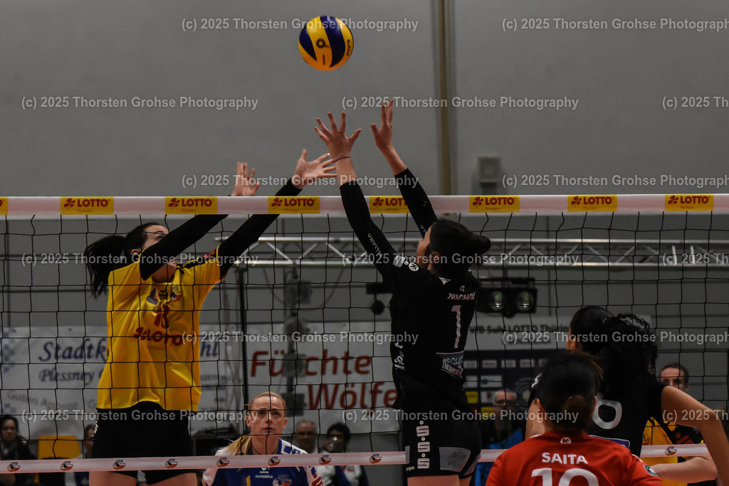 VBL VFB Suhl vs. SCHWARZ-WEISS Erfurt | Krista DeGeest #18 (VFB Suhl), Bailey Marie Nichol #1 (Schwarz-Weiss Erfurt); VBL VFB Suhl vs. SCHWARZ-WEISS Erfurt, Volleyball-Bundesliga Frauen am 17.02.2018 in der Multihalle in Meiningen, (Deutschland) - Realisiert mit Pictrs.com