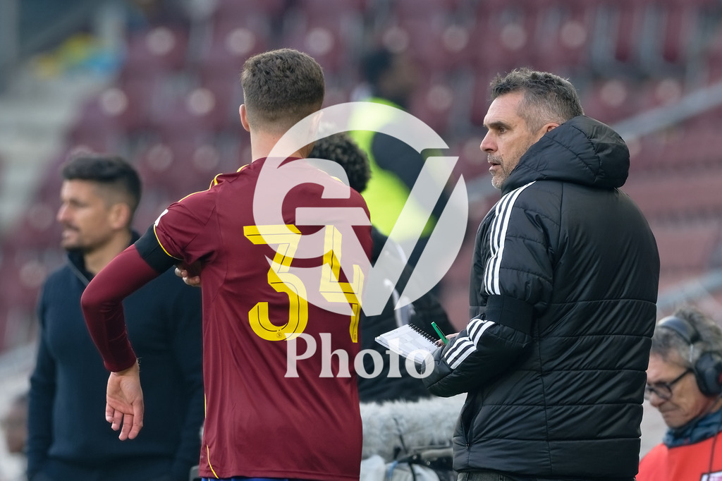 Brack Super League - Servette FC v FC Zurich | Jocelyn Gourvennec (Coach Servette FC) speaks with Teo Alix (34 Servette FC) during the Brack Super League match between Servette FC and FC Zurich at Stade de Geneve in Geneva, Switzerland