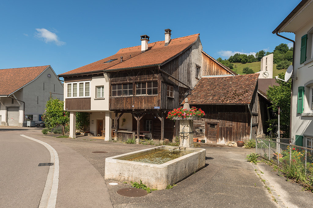 Dorfbrunnen beim Teichweg | in Bubendorf, Baselland, Schweiz. - Realisiert mit Pictrs.com