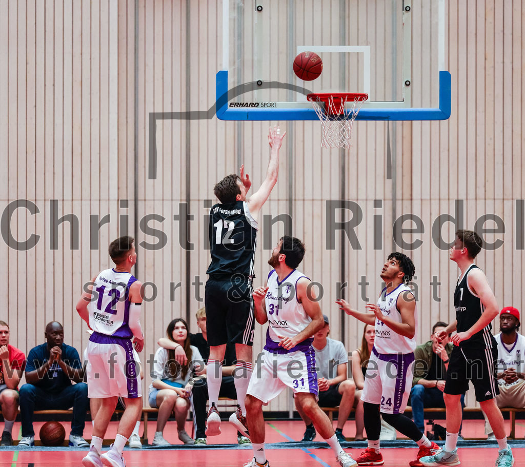 2022-05-15_011_SpVgg_Altenerding_gegen_TSV_Muenchen-Forstenried | Erding, Deutschland, 15.05.2022:
Basketball, Bezirksliga 2021 / 2022, Play-Offs, SpVgg Altenerding gegen TSV München-Forstenried, Endergebnis: 55:57

Sebastian Weber (SpVgg Altenerding, #12), Sven Hoffmann (TSV München-Forstenried, #12), Sasa Sukovic (SpVgg Altenerding, #31), Justin Ledbetter (SpVgg Altenerding, #24), Christian Lippach (TSV München-Forstenried, #7)

Foto: Christian Riedel / fotografie-riedel.net