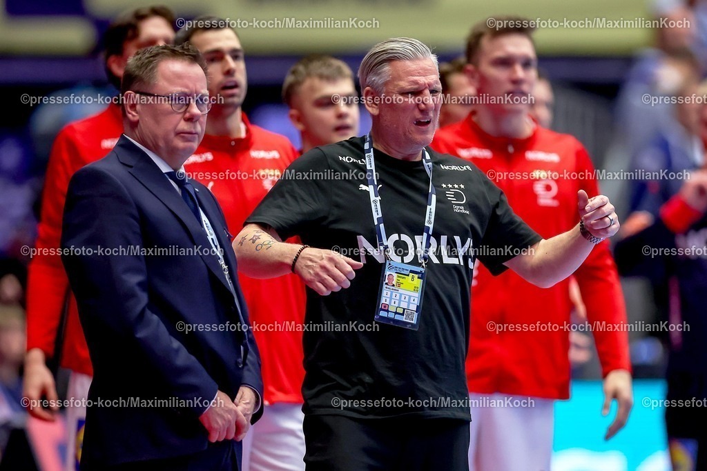 EHF01022602030 | 01.02.2026, Handball, Men's EHF EURO 2026, Deutschland - Dänemark, Jyske Bank Boxen in Herning, Final:  Headcoach Nikolaj Jacobsen (Denmark #hc) gestikulierend am Spielfeldrand  