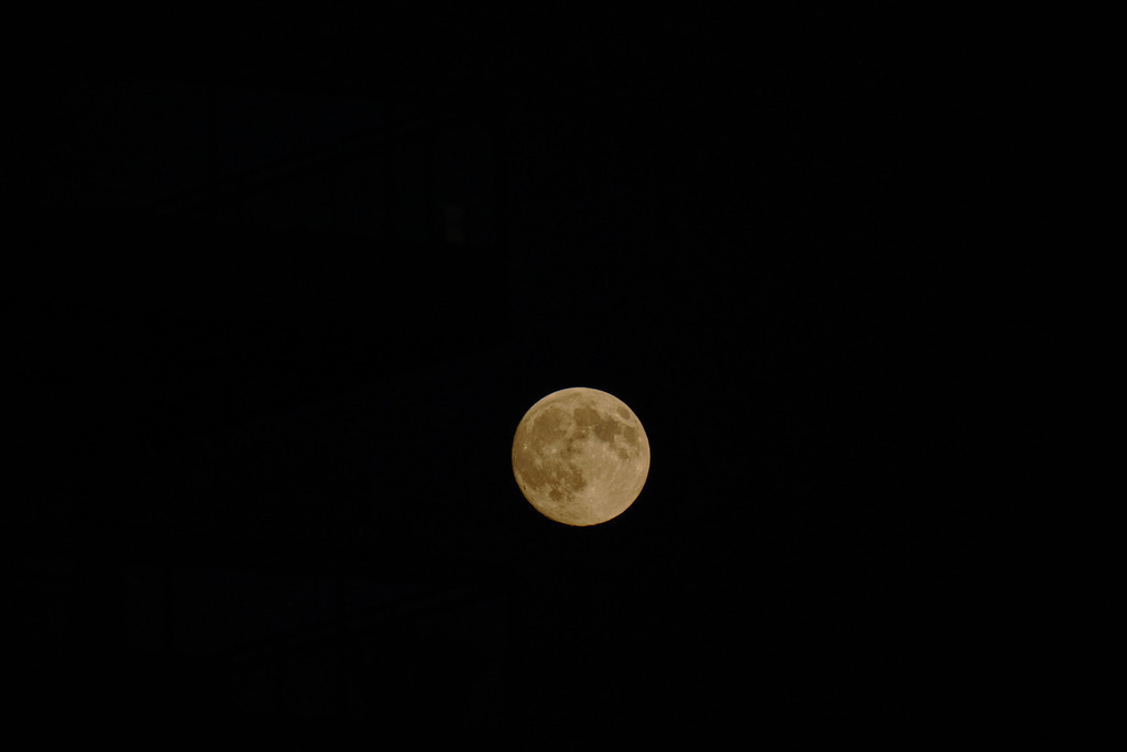 Supermond | Wien, Austria - November 04, 2025: Supermond - Realisiert mit Pictrs.com