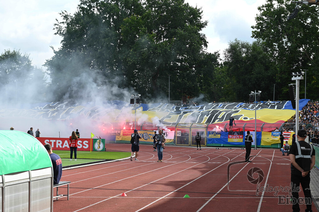 SV Atlas-Delmenhorst-Borussia Mönchengladbach | DFB-Pokal 1. Runde;SV Atlas Delmenhorst (gelb)-Borussia Mönchengladbach (schwarz) am 17.08.2025 in Oldenburg (Marschweg-Stadion), Photo: Philip Eiben 2025 - Realisiert mit Pictrs.com