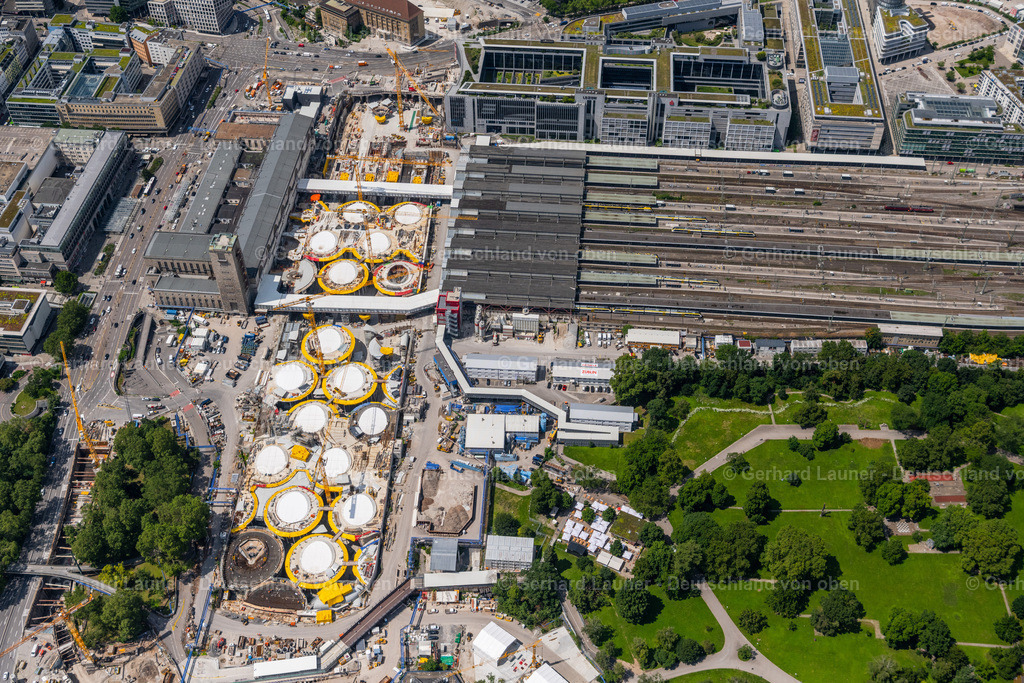 4046413 | STUTTGART 19.07.2021 Bauarbeiten zum Verkehrs- und Städtebauprojekt " Stuttgart 21 " im Ortsteil Stadtzentrum in Stuttgart im Bundesland Baden-Württemberg. Weiterführende Informationen bei: DB Netz AG,  Deutsche Bahn AG,  Ed. Züblin AG,  GODEL-BETON GmbH,  HTG Ingenieurbüro für Bauwesen GmbH,  SÜLZLE Stahlpartner GmbH,  Vössing Ingenieurgesellschaft mbH. // Building of the main station of the railway and construction site for the development project "Stuttgart 21" in the district Stadtzentrum in Stuttgart in the state of Baden-Wurttemberg. Further information at: DB Netz AG,  Deutsche Bahn AG,  Ed. Zueblin AG,  GODEL-BETON GmbH,  HTG Ingenieurbuero fuer Bauwesen GmbH,  SUeLZLE Stahlpartner GmbH,  Voessing Ingenieurgesellschaft mbH. Foto: Gerhard Launer