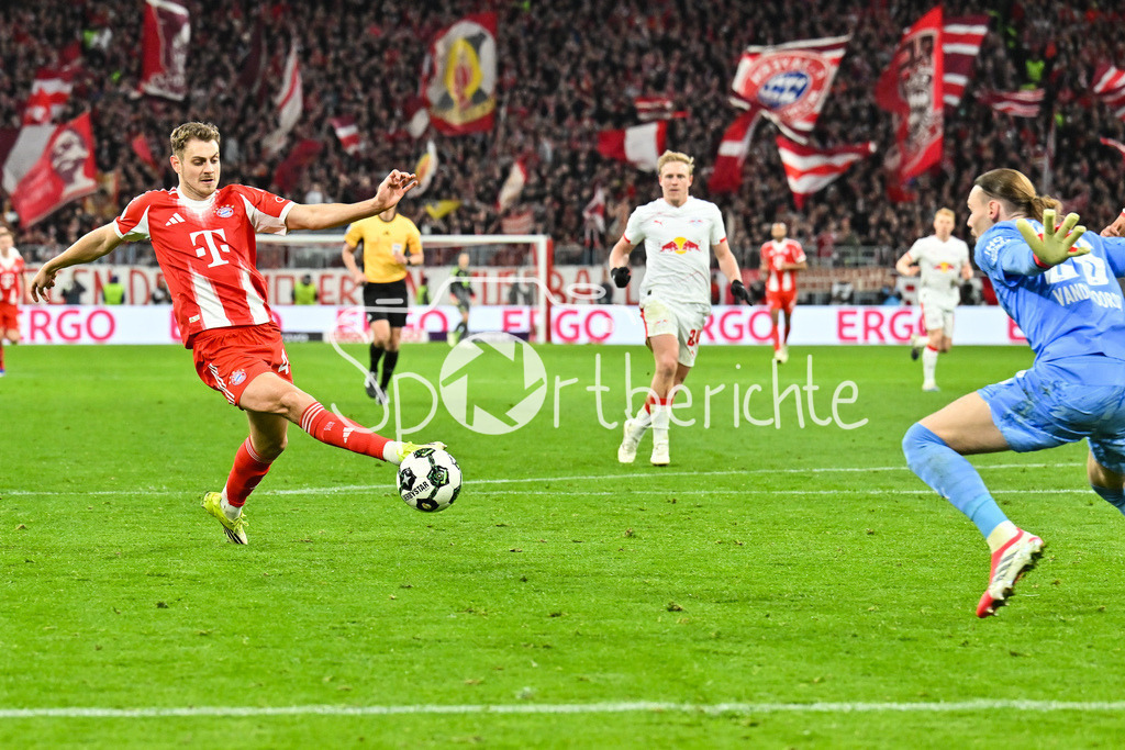 FC Bayern München - RB Leipzig | MUNICH, GERMANY - 11. FEBRUARY: im Duell Josip STANISIC (FC Bayern Munich 44) und Maarten VANDEVOORDT (RB Leipzig 26)während dem Spiel zwischen dem FC Bayern München und RB Leipzig beim Viertelfinale des DFB-Pokales in der Allianz Arena / Foulspiel / Elfmeter