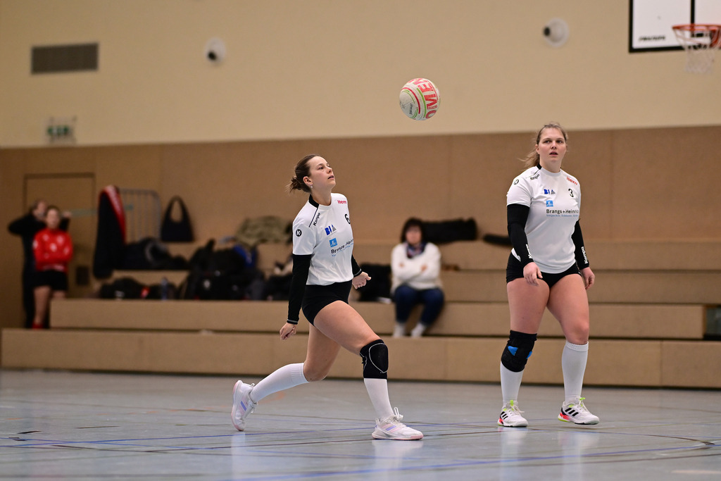 Faustball I Frauen I Saison 2025-2026 I Bundesliga Nord I 7c. Spieltag I MTV Wangersen - Ohligser TV | Der Sportfotograf. - Realisiert mit Pictrs.com