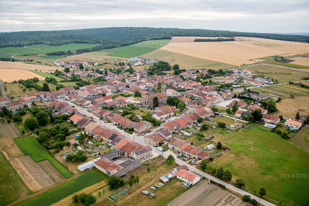Aerial view: Agricultural fields and arable land in Uruffe in the state Meurthe et Moselle, France. – Photo: IMG_083553.jpg taken on 07/13/2015 by Werner Riehm/FLY-FOTO.com – Resolution of the original: 5278 x 3519 px