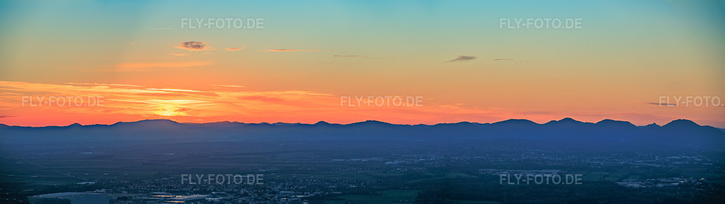 Luftbild: Haardtrand des Pfälzerwalds von Klingenmünster bis Leinsweiler im Abendlicht in Göcklingen im Bundesland Rheinland-Pfalz in Deutschland. Foto: IMG_151662-Pano.jpg vom 18.11.2025 durch Werner Riehm/FLY-FOTO.deAuflösung des Originals: 14949 x 4210 px