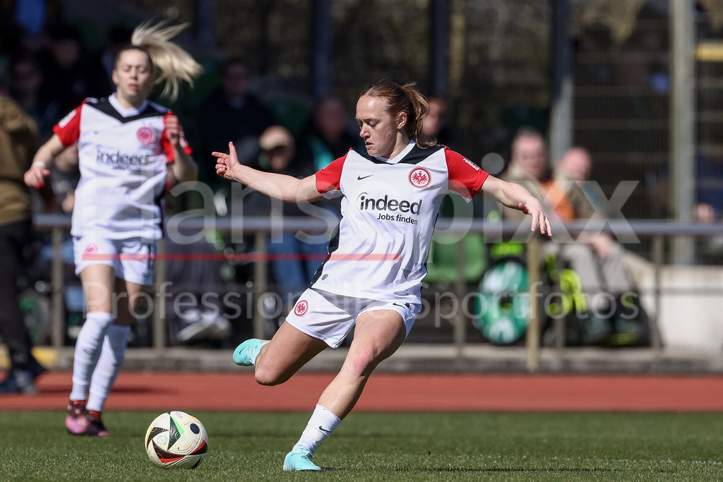Fussball, Google Pixel Frauen-Bundesliga, SV Werder Bremen - Eintracht Frankfurt | v.li.: Lisanne Gräwe (Eintracht Frankfurt, 8) am Ball, Einzelbild, Ganzkörper, Aktion, Action, Spielszene, DIE DFB-RICHTLINIEN UNTERSAGEN JEGLICHE NUTZUNG VON FOTOS ALS SEQUENZBILDER UND/ODER VIDEOÄHNLICHE FOTOSTRECKEN. DFB REGULATIONS PROHIBIT ANY USE OF PHOTOGRAPHS AS IMAGE SEQUENCES AND/OR QUASI-VIDEO.