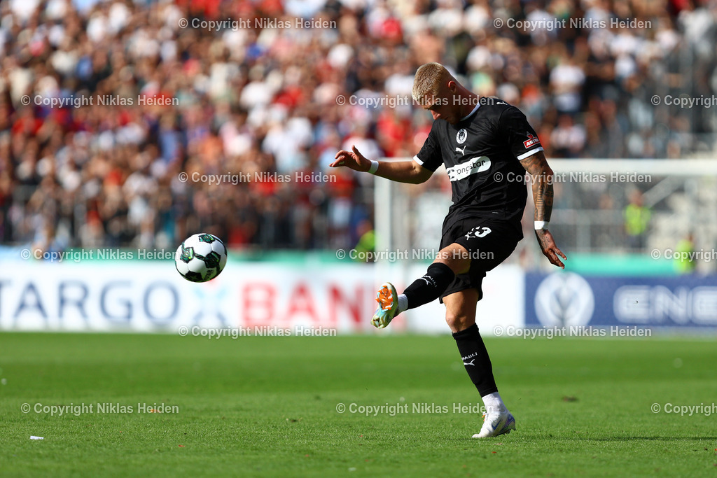 NH_FCEintrachtNorderstedt_FCStPauli_DFBPokal_16082025 | #23 Louis Oppie (FC St. Pauli)Fußball I Herren I DFB-Pokal I Saison 2025-2026  I 1. Runde I FC Eintracht Norderstedt - FC St. Pauli I 16.08.2025 I Millerntor-Stadion