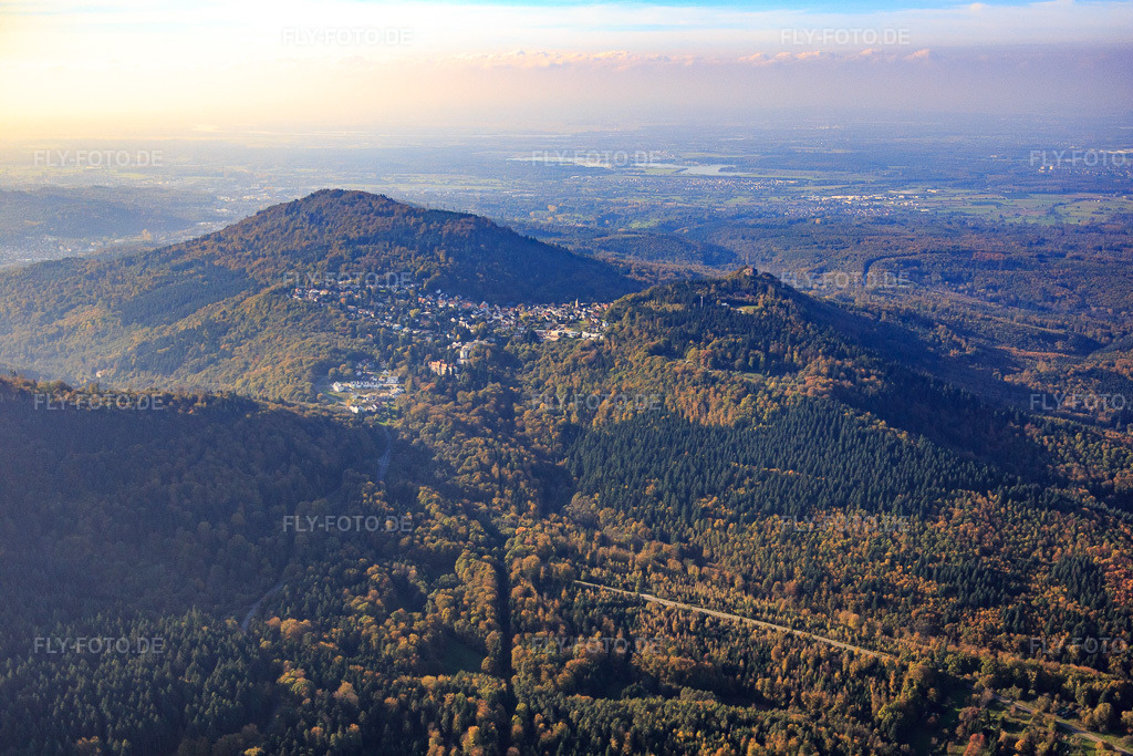 Luftbild: Ortsansicht von Nordosten im Ortsteil Ebersteinburg in Baden-Baden im Bundesland Baden-Württemberg in Deutschland. Foto: IMG_075331.jpg vom 26.10.2014 durch Werner Riehm/FLY-FOTO.deAuflösung des Originals: 5472 x 3648 px
