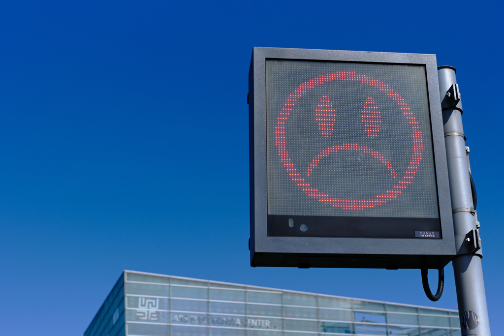 Geschwindigkeitsdisplay mit traurigem roten Gesicht | Linz, Austria - April 03, 2025: Geschwindigkeitsdisplay mit traurigem roten Gesicht vor blauem Himmel. - Realisiert mit Pictrs.com
